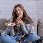 La ansiedad y los problemas de alimentación: cómo la ansiedad puede llevarnos a comer en exceso